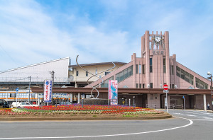 羽村駅東口（”東京のオアシス”とも言われる羽村市は都心からもアクセスが良く、奥多摩の自然にも恵まれた街です。