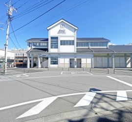 羽村駅西口（商業、教育、公園など、暮らしに必要不可欠な施設が身の回りに点在し、暮らしやすさに定評のある羽村市。