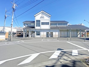 羽村駅西口（商業、教育、公園など、暮らしに必要不可欠な施設が身の回りに点在し、暮らしやすさに定評のある羽村市。