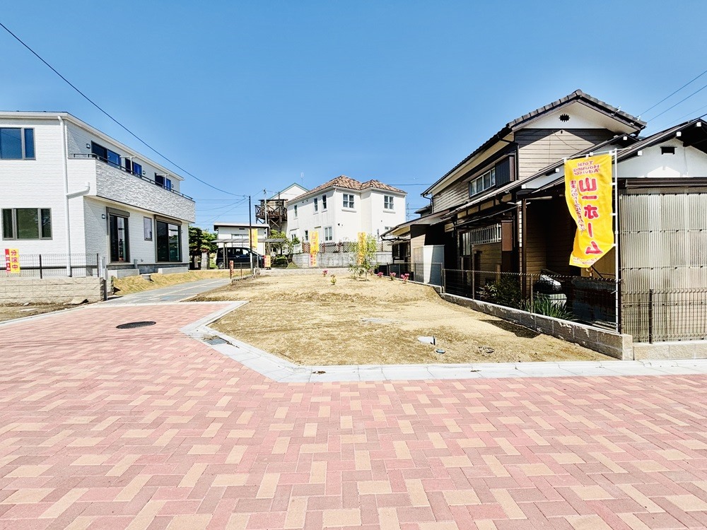 一戸建てが多く、静かで落ち着いた雰囲気を満喫できるエリアです。