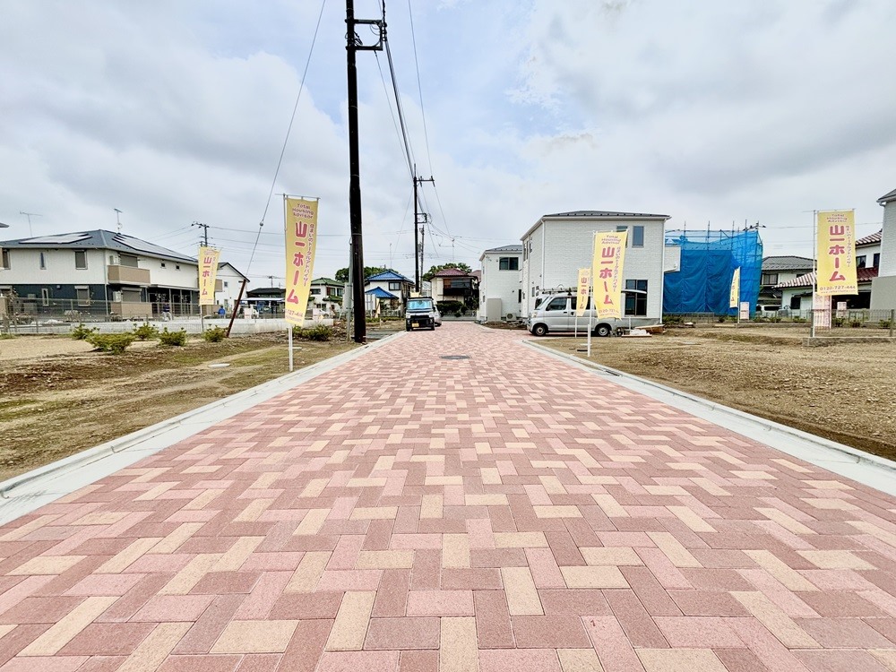 分譲地内道路は路面温度の低滅や透水性に優れたインターロッキングを採用。