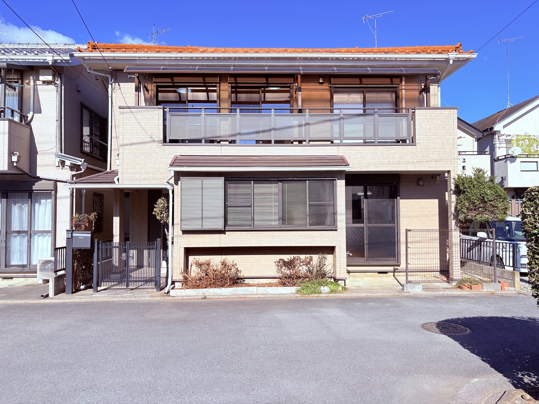 南道路に面しており、陽当たり良好です☆